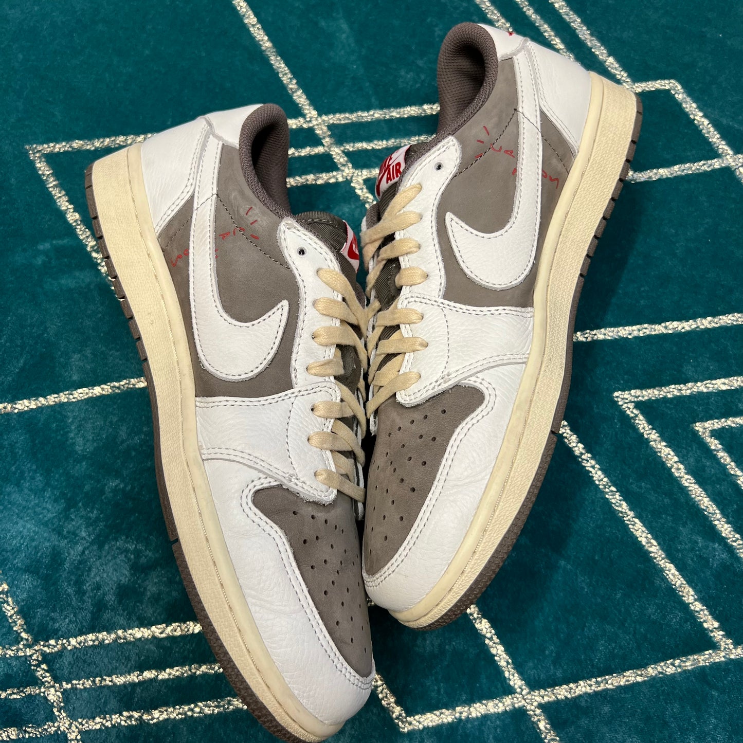 JORDAN 1 LOW TRAVIS SCOTT REVERSE MOCHA UK9 *PRE-LOVED*