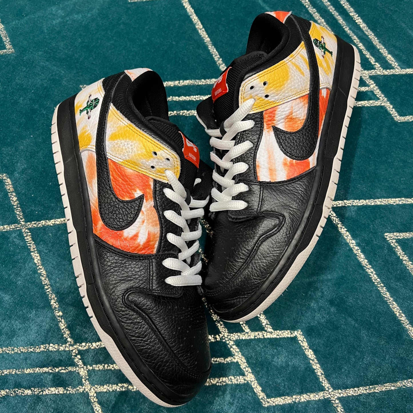 DUNK LOW SB RAYGUN BLACK UK10 *PRE-LOVED*