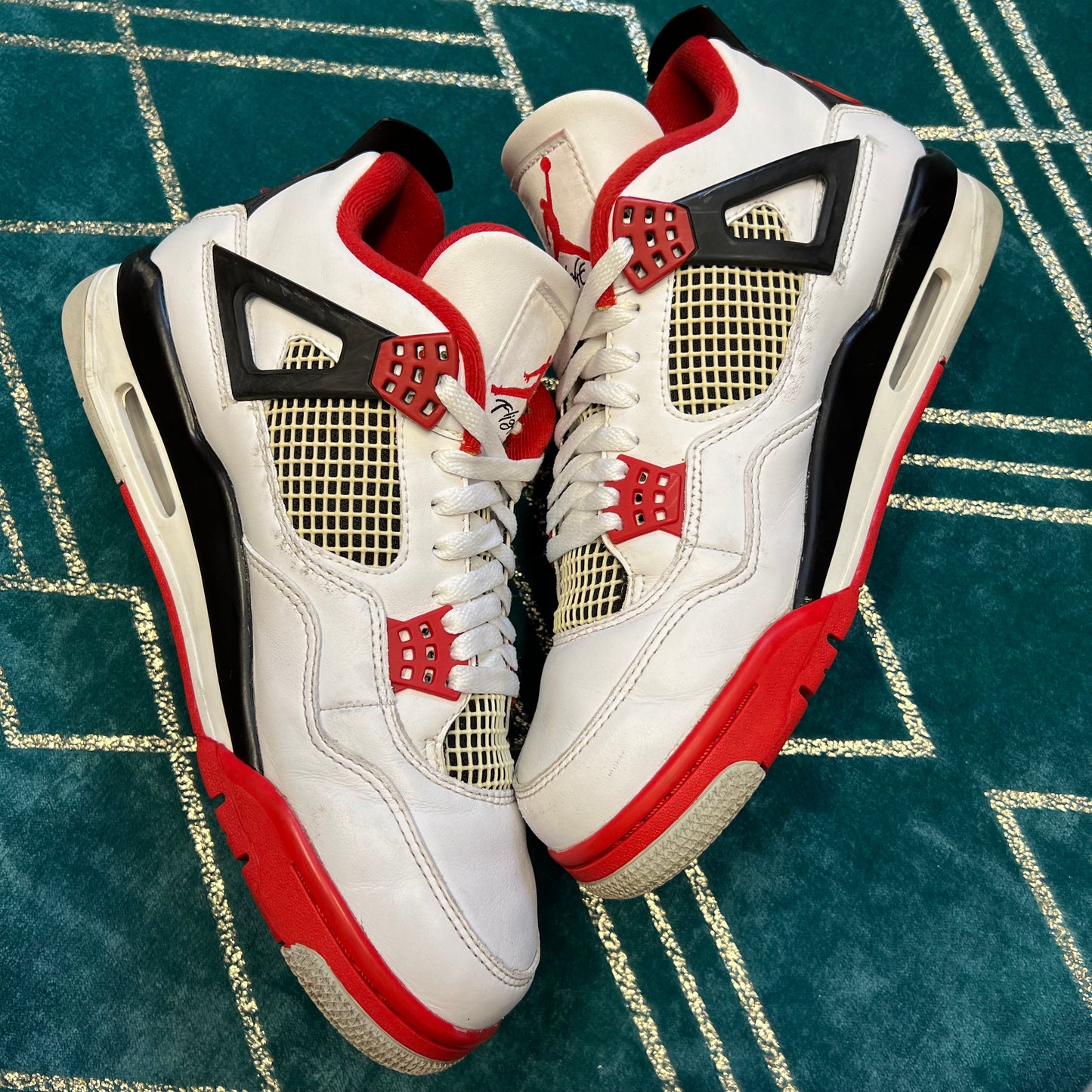 JORDAN 4 FIRE RED 2020 UK9 *PRE-LOVED*