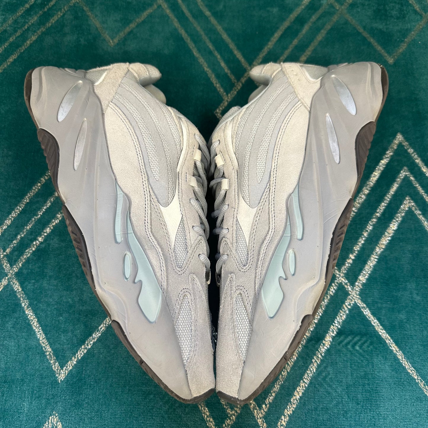 YEEZY BOOST 700 V2 HOSPITAL BLUE UK11.5 *PRE-LOVED*