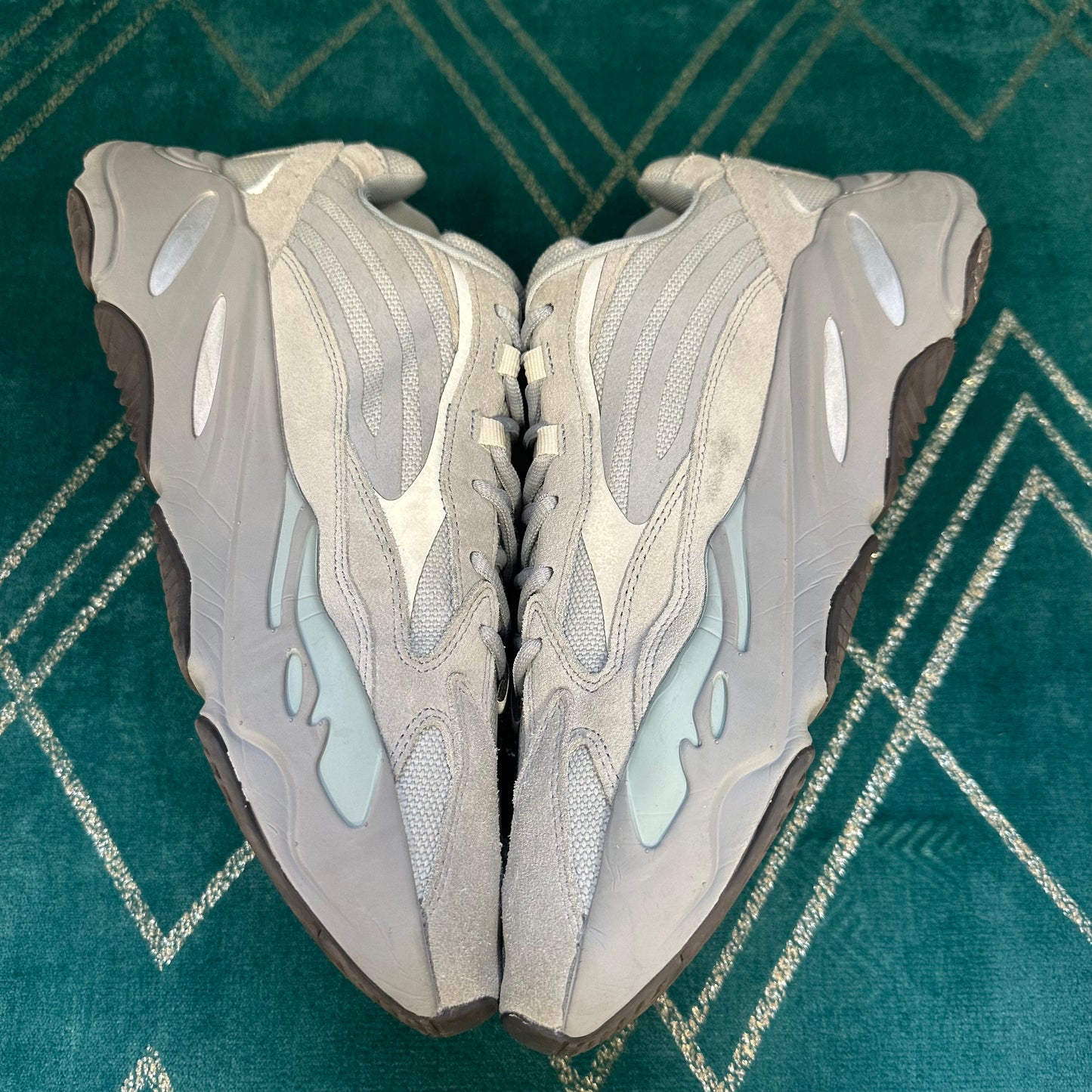 YEEZY BOOST 700 V2 HOSPITAL BLUE UK11.5 *PRE-LOVED*